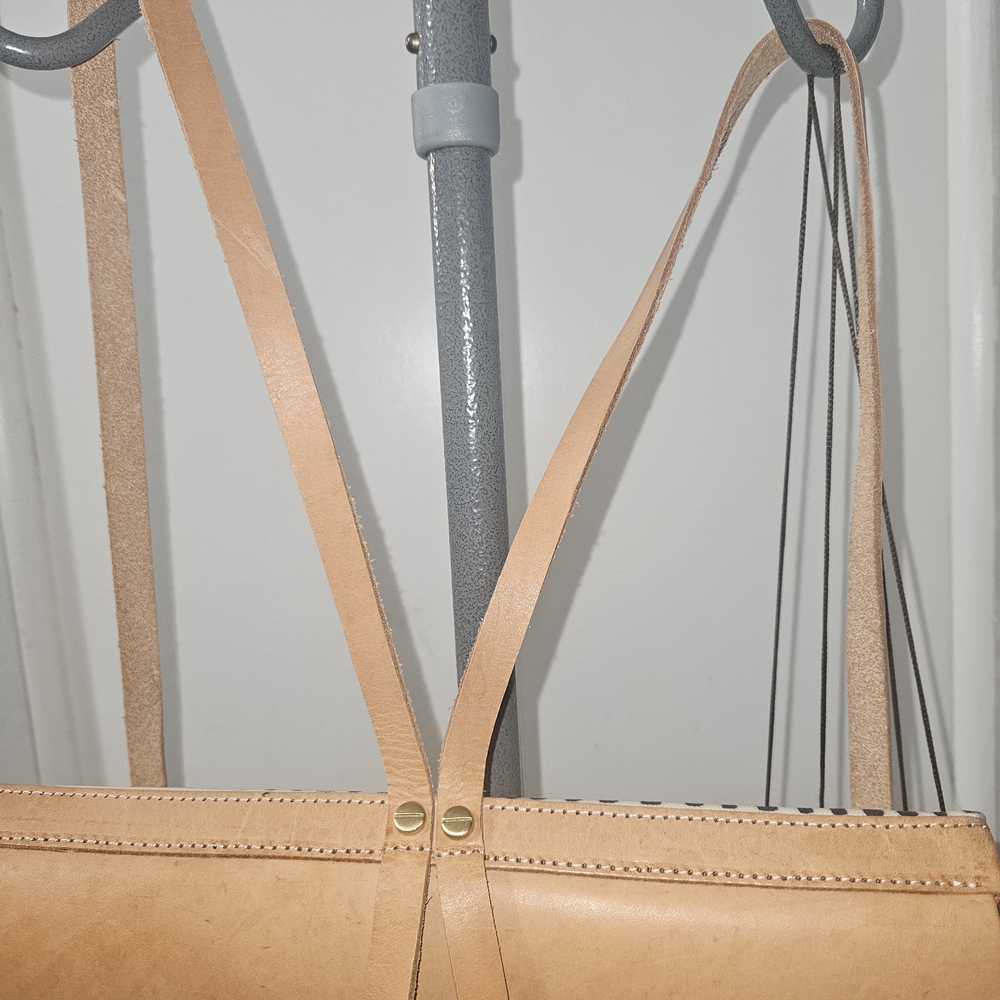 Tan Leather Backpack Bag. Solid Leather In Excellent Used Condition - Picture 3 of 6